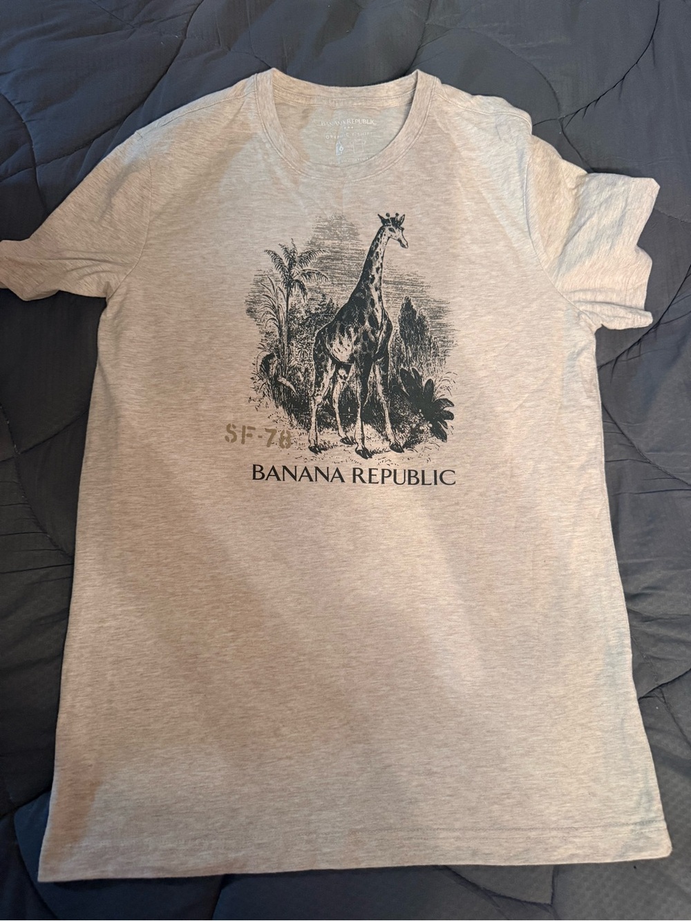 Banana Republic Light Gray Graphic Giraffe Short Sleeve Tee